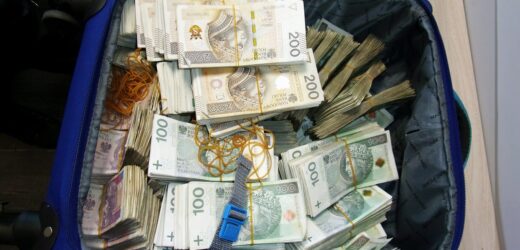 „Brudny” milion złotych w walizce. Cios w gang hazardowy