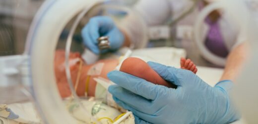 Niemowlę miało złamany kark i zmarło. Rodzice pozywają szpital