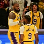 Historyczny moment: LeBron James z synem na boisku. NBA już gra