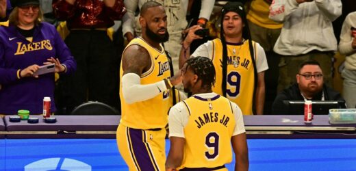 Historyczny moment: LeBron James z synem na boisku. NBA już gra