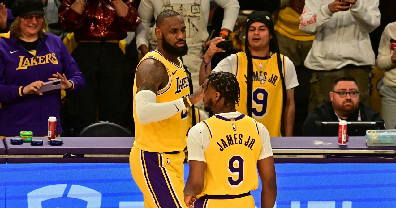 Historyczny moment: LeBron James z synem na boisku. NBA już gra