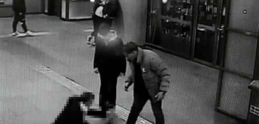Kopali i okładali pięściami 72-latka w metrze. Szuka ich policja