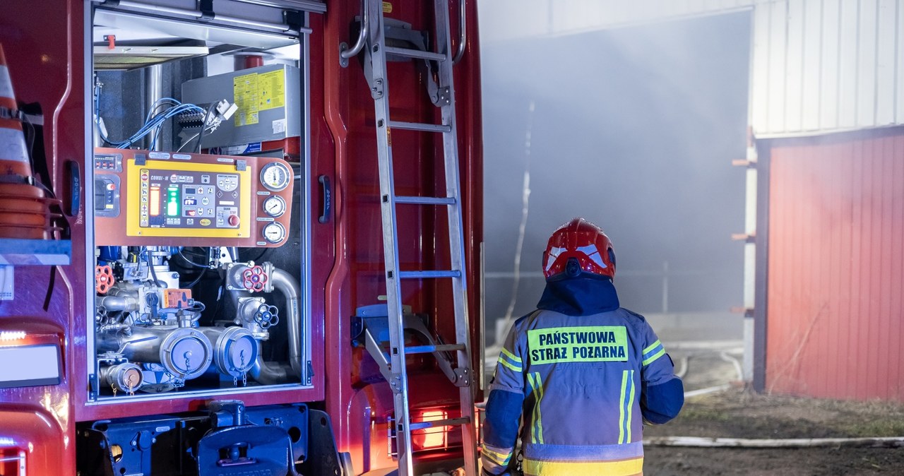 Pożar garażu w Łodzi. Spłonęło kilkanaście samochodów