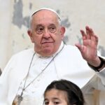 Papież Franciszek obniża kardynałom wynagrodzenie