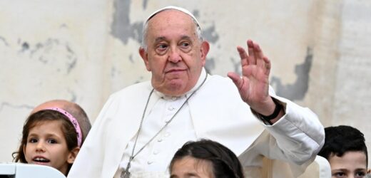Papież Franciszek obniża kardynałom wynagrodzenie