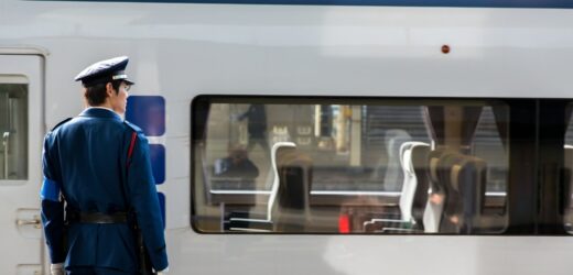 Japońskie koleje walczą z nożownikami. Wprowadzono pancerne parasolki