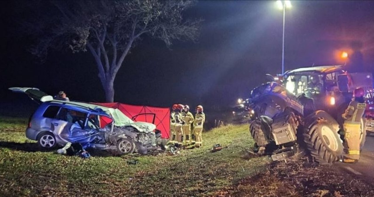 Policja poszukuje świadków wypadku. Auto zderzyło się z ciągnikiem