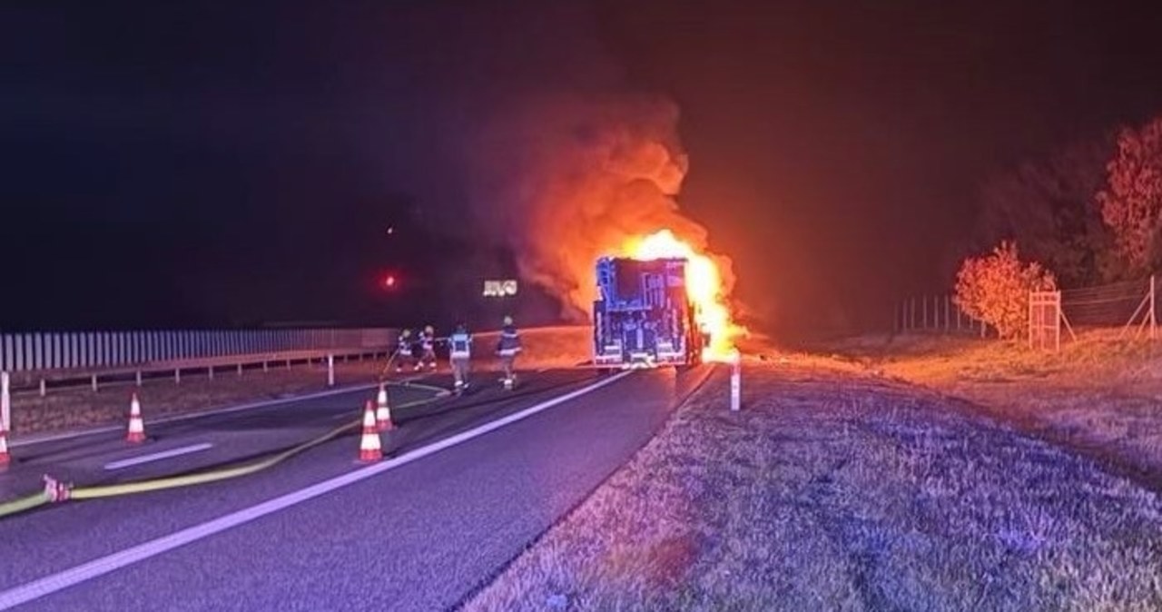 Nocny pożar dźwigu i blokada na A1