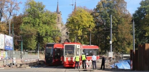 Szokujące nagranie z Chorzowa. Nastolatkowie potrąceni przez tramwaj [FILM]