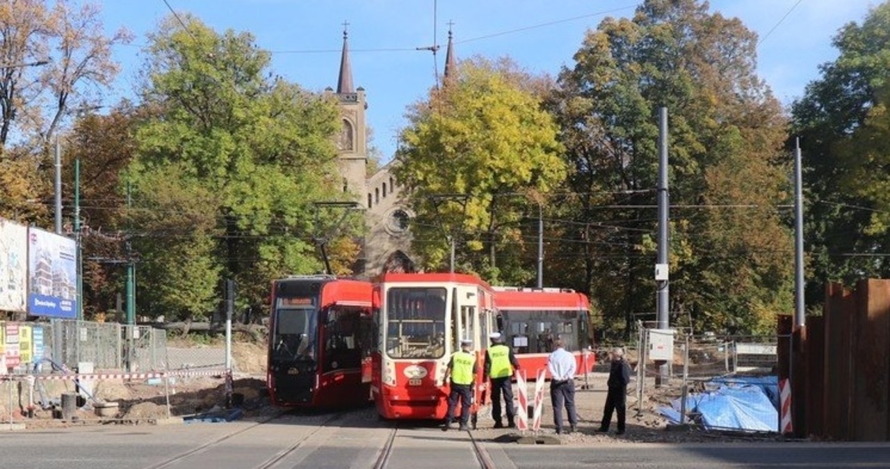 Szokujące nagranie z Chorzowa. Nastolatkowie potrąceni przez tramwaj [FILM]