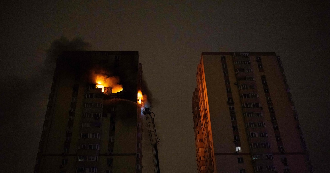 Rosyjski dron uderzył w blok w Kijowie. Jedna osoba nie żyje, 4 ranne