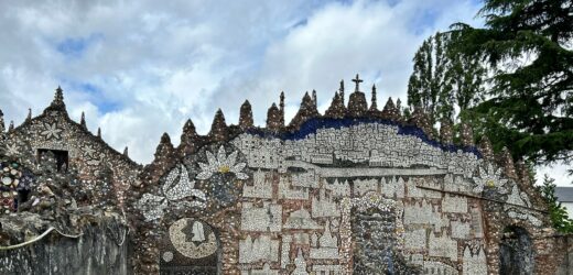 Ozdobił dom rozbitymi talerzami. Zwiedzają go turyści z całego świata