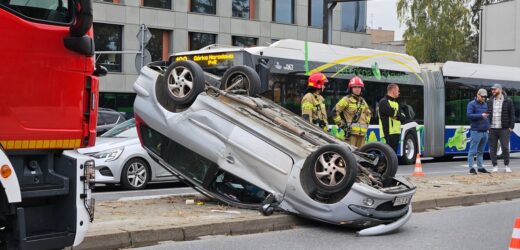 Groźny wypadek w Krakowie. Dachowało auto