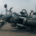 75-latek zginął na miejscu. Tragiczne zderzenie osobówki z motocyklem w Łódzkiem