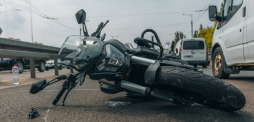 75-latek zginął na miejscu. Tragiczne zderzenie osobówki z motocyklem w Łódzkiem