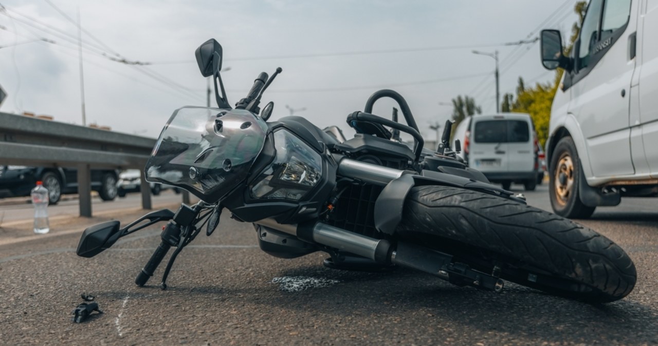 75-latek zginął na miejscu. Tragiczne zderzenie osobówki z motocyklem w Łódzkiem