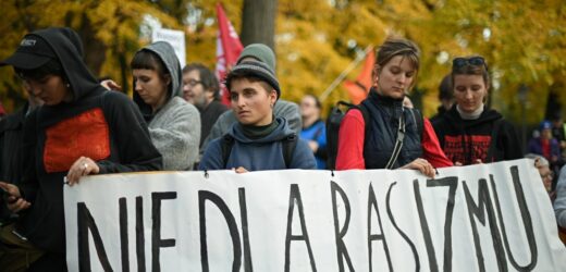„Terroryści noszą mundury i garnitury”. Protest pod KPRM w Warszawie