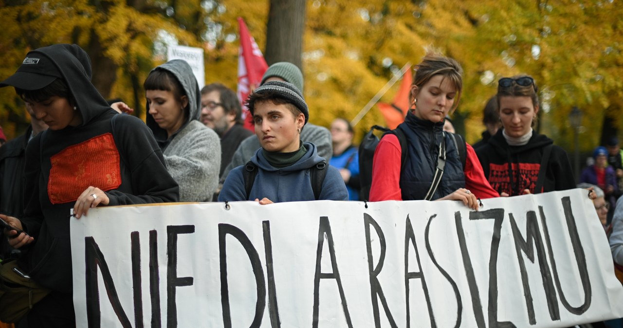 „Terroryści noszą mundury i garnitury”. Protest pod KPRM w Warszawie