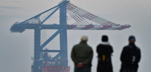 Statek z gigantycznymi suwnicami dotarł do Gdańska. Każda waży prawie 2 tys. ton