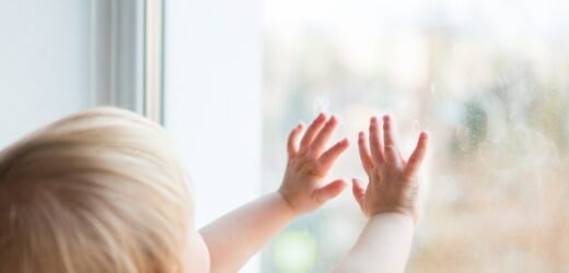 1,5-roczne dziecko wypadło z okna na trzecim piętrze. Jest w stanie krytycznym