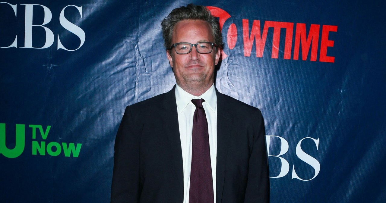 „Wpadniesz, draniu”. Bliscy Matthew Perry’ego o osobach odpowiedzialnych za jego śmierć