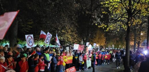 Młodzi piłkarze protestowali przed kancelarią premiera w Warszawie