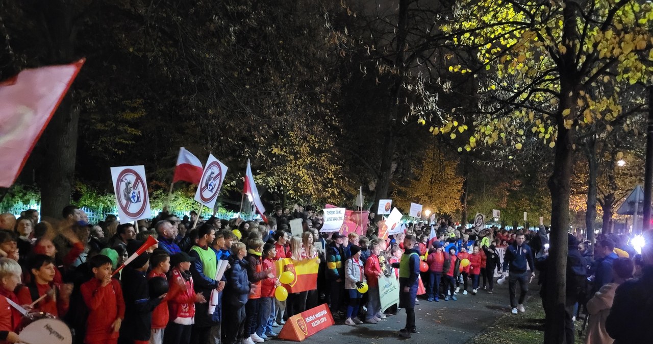 Młodzi piłkarze protestowali przed kancelarią premiera w Warszawie