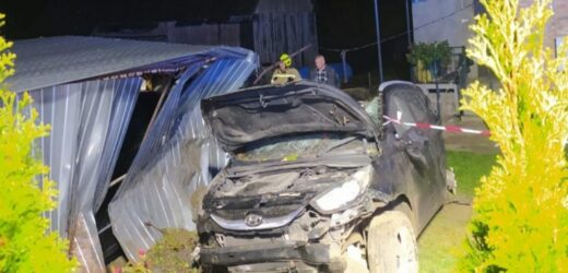 Pijana kobieta wjechała w blaszany garaż. Dwoje dzieci w szpitalu
