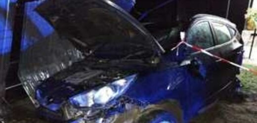 Pijana matka wiozła dwójkę dzieci. Auto staranowało ogrodzenie i garaż