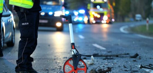Tragiczny wypadek w Łódzkiem. Bmw wjechało w drzewo, drugie auto w przystanek