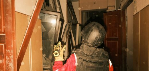 Bomba uderzyła w blok mieszkalny w Charkowie. Zginęło dziecko, 29 rannych