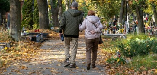 Zachowujesz się tak na cmentarzu? Specjalistka zwraca uwagę