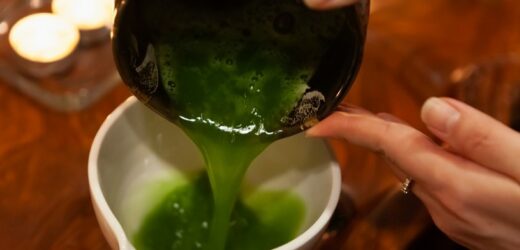 Matcha nie dla każdego. Kto nie powinien jej pić? Uważać musi konkretna grupa