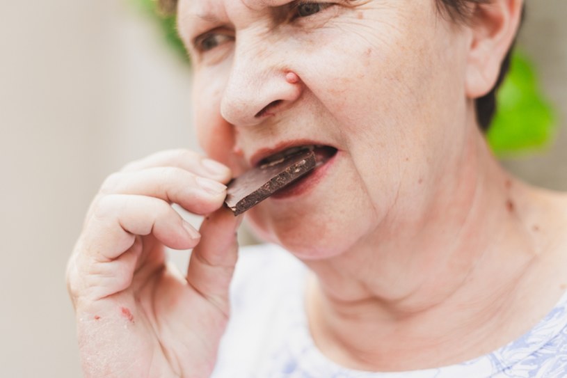 Dlaczego seniorzy powinni włączyć do diety ciemną czekoladę? 4 korzyści dla zdrowia