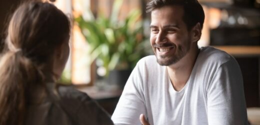 Jak podrywa inteligentny mężczyzna? Zwróć uwagę na jeden gest