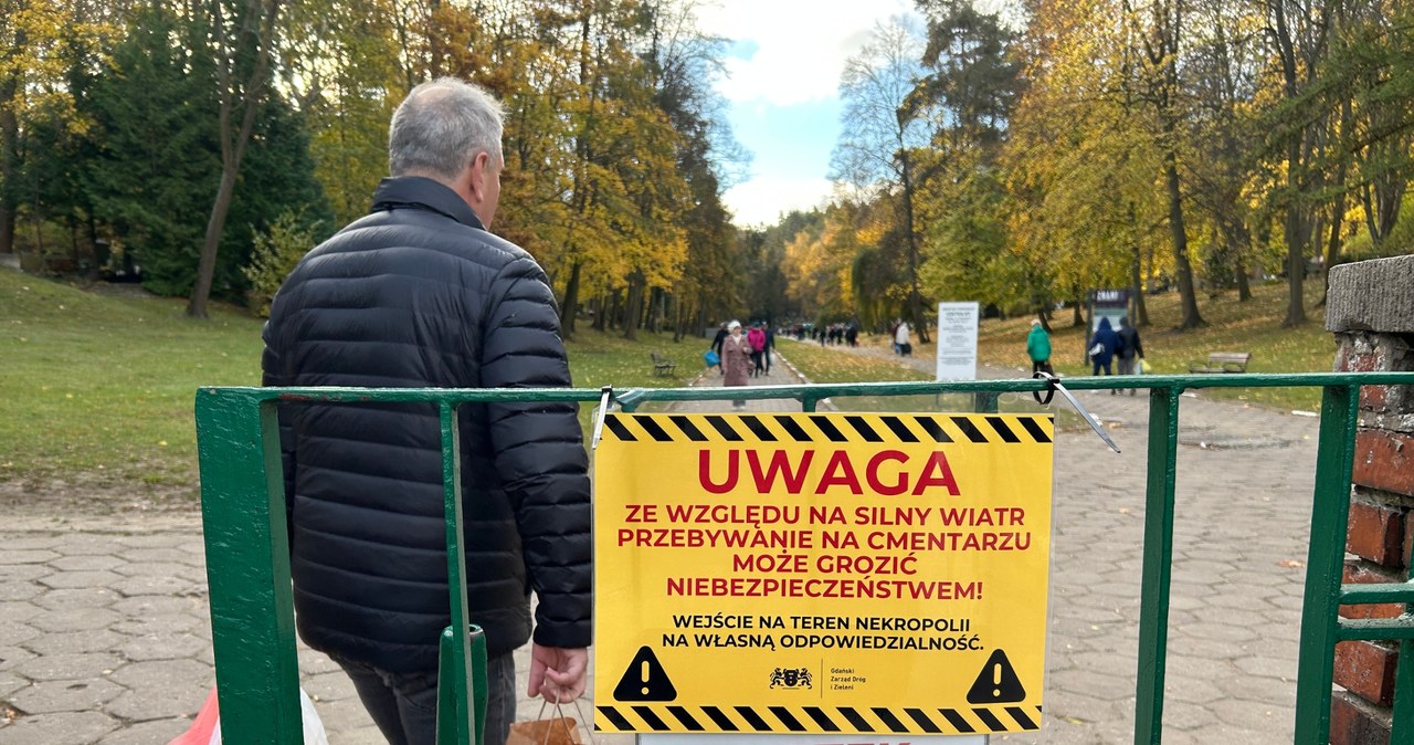 „Przełóżcie wizyty na cmentarzach”. Silny wiatr w Gdańsku