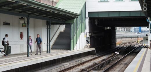 Jechali na dachu metra i uderzyli o betonowe przejście. Walczą o życie