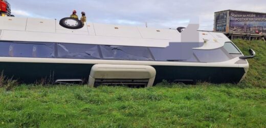 Autobus dachował na autostradzie A4. Ranny w szpitalu