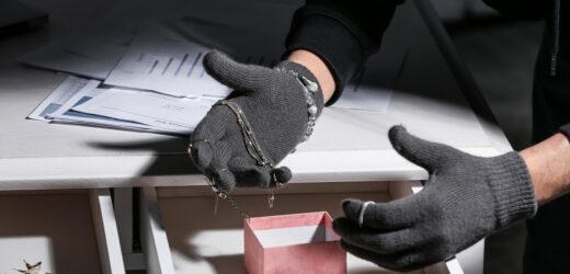 ​Ogołocił sklep jubilerski. Do środka dostał się przez dach