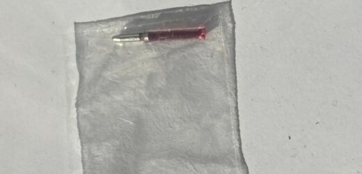 Słodycze z ostrym przedmiotem w środku. Policjanci alarmują