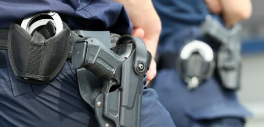 Agresywny 16-latek postrzelony przez policjantów. Podpalił auto, wygrażał domownikom