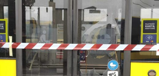20-latek z pistoletem w rękach. Strzelał do autobusu w Tarnowie