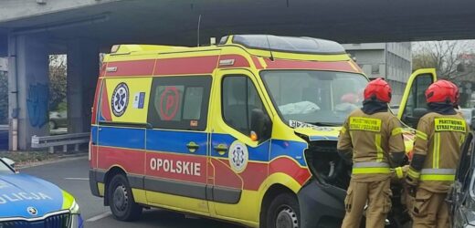 Zderzenie auta z karetką w Opolu [ZDJĘCIA]
