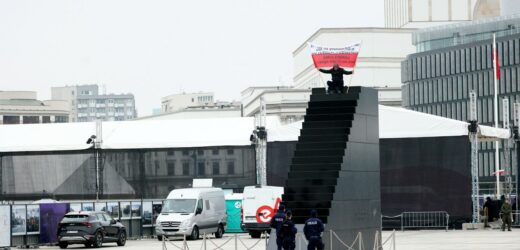 Mężczyzna wszedł na pomnik smoleński z przedmiotem przypominający broń