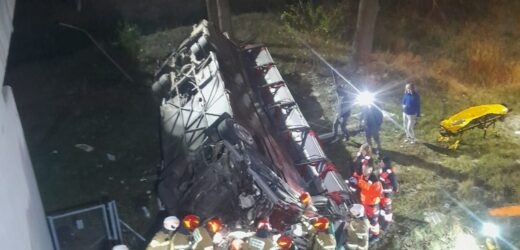Autokar przebił bariery i spadł z wiaduktu [ZDJĘCIA]