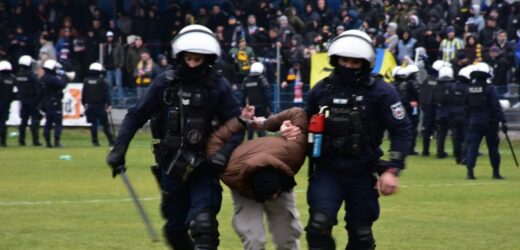 ​W Jarosławiu kibice wtargnęli na boisko. Jeden zaatakował piłkarza