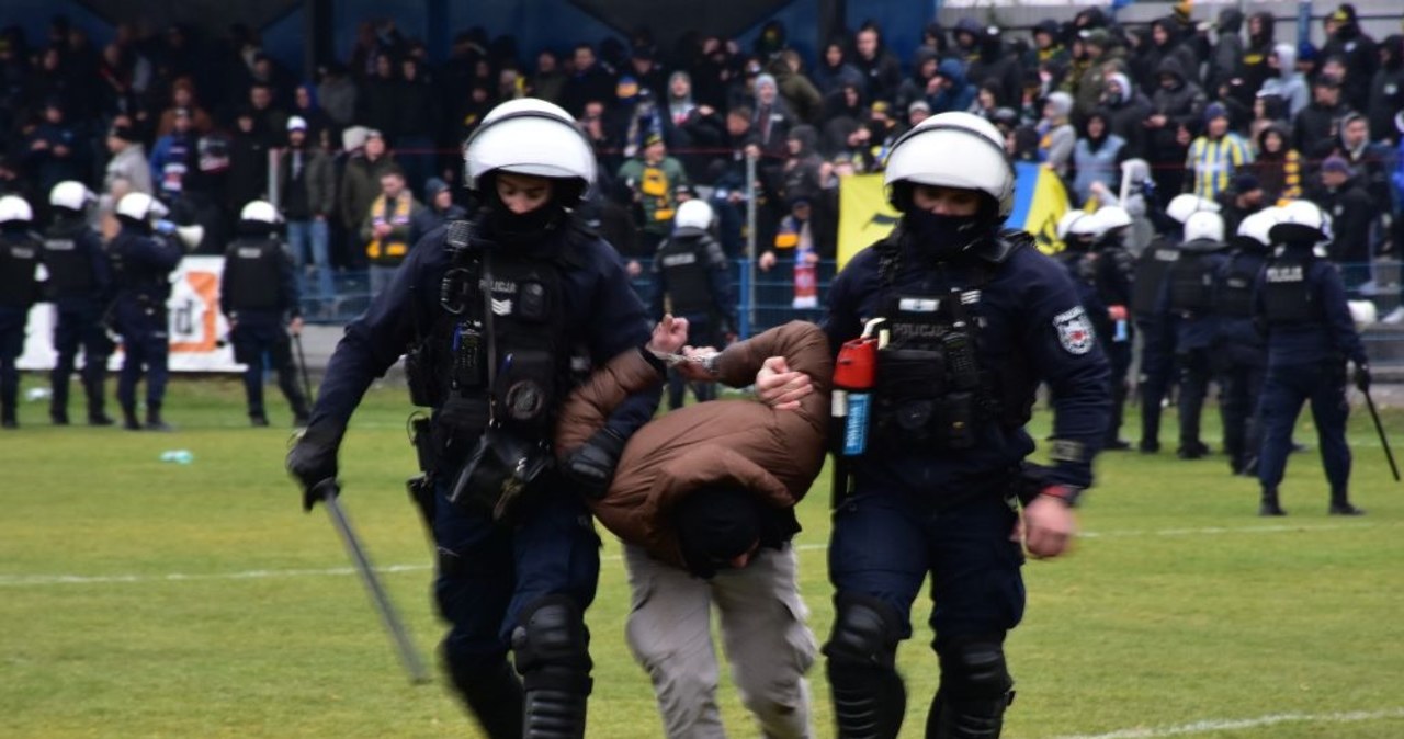 ​W Jarosławiu kibice wtargnęli na boisko. Jeden zaatakował piłkarza