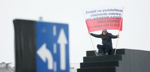 Wszedł na pomnik smoleński. Trafił na obserwację psychiatryczną