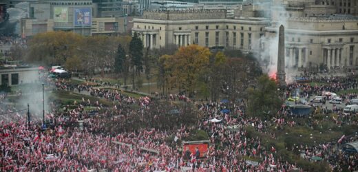 Marsz Niepodległości na ulicach Warszawy. 75 osób zatrzymanych [RELACJA NA ŻYWO]