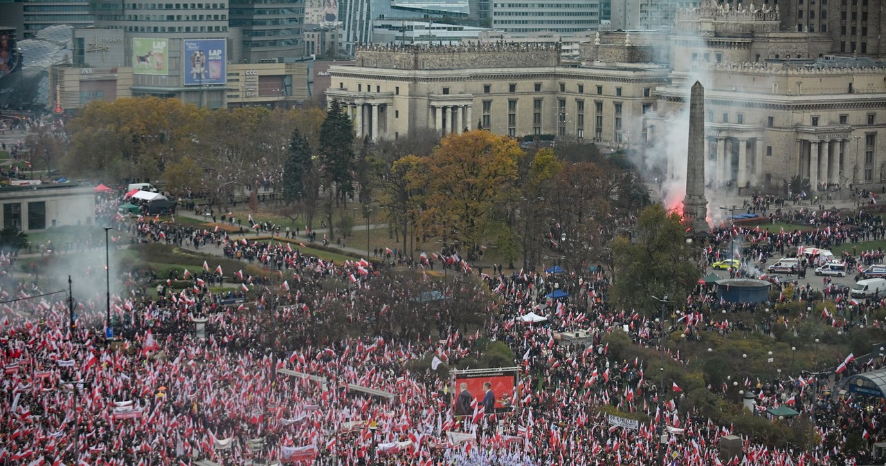 Marsz Niepodległości na ulicach Warszawy. 75 osób zatrzymanych [RELACJA NA ŻYWO]